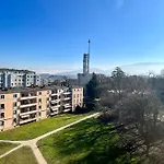 Beautiful Park View Apartment Next To Un