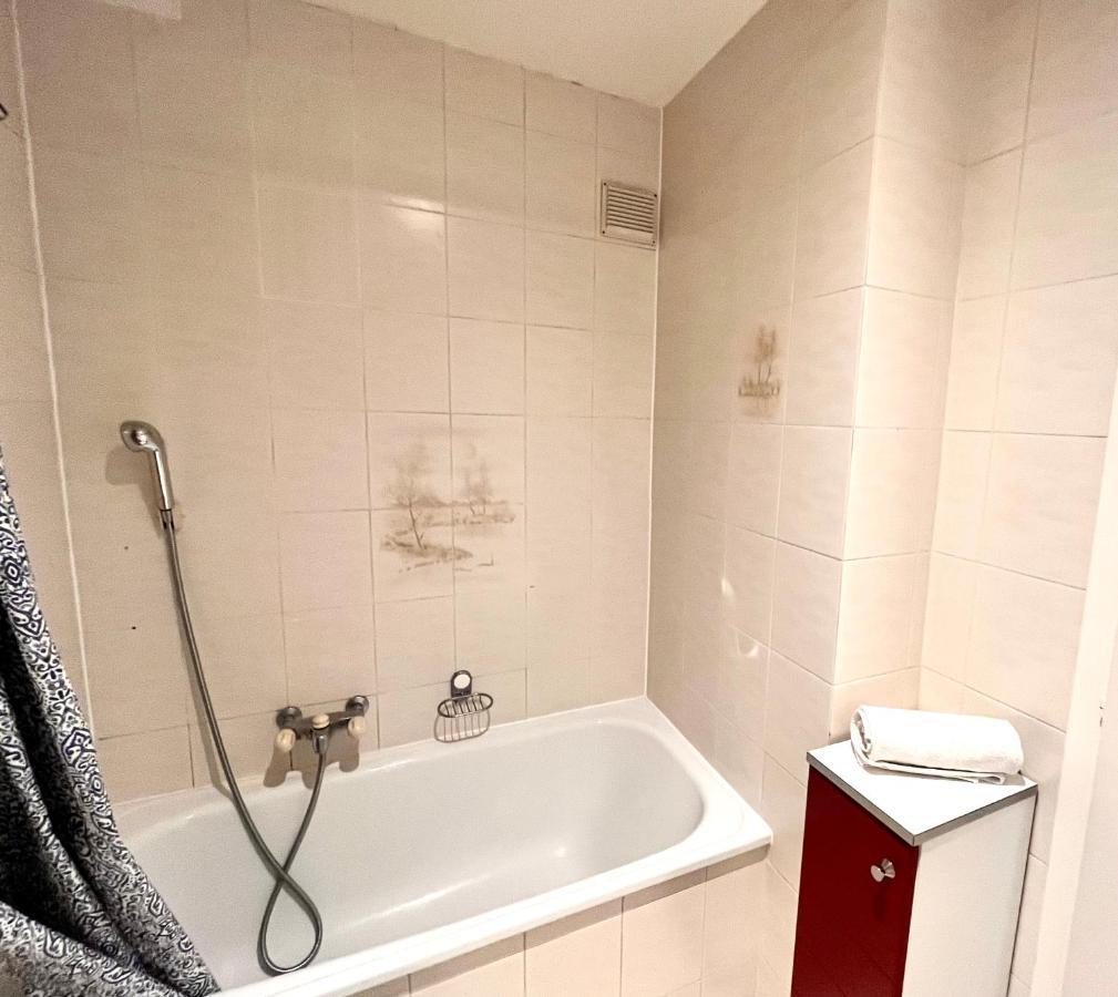 Boutique Studio, 5' From The