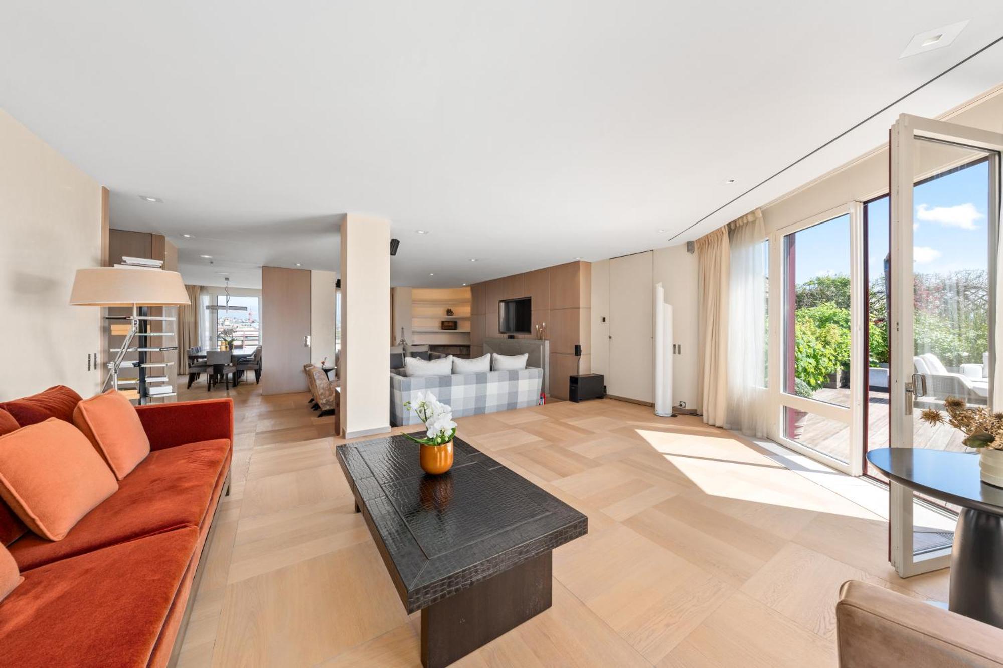 Exclusive 3 Bedroom Luxury Penthouse Apartment *