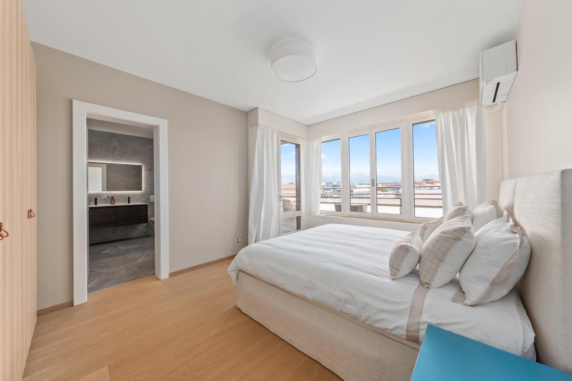 Exclusive 3 Bedroom Luxury Penthouse Apartment *