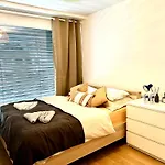 Magnifique, 2 Chambres A 8 Minutes A Pieds Du Jet D\'Eau!